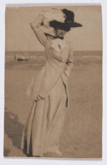 Junge Dame mit großem Hut am Strand, en face from Adolf DeMeyer