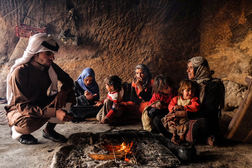 In Petra leben noch 40/50 Familien in Höhlen. Sie haben sich an das Leben in der Stadt angepasst und from Andrei Nicolas - The Traveler
