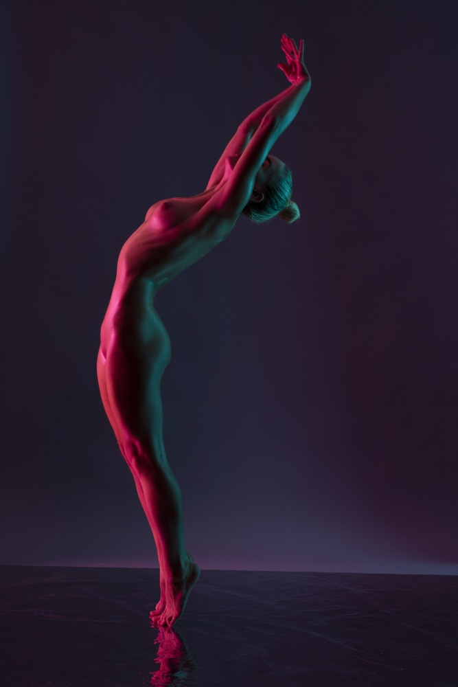 Junge nackte Frau tanzt vor dunkelviolettem Hintergrund from Andrey Guryanov
