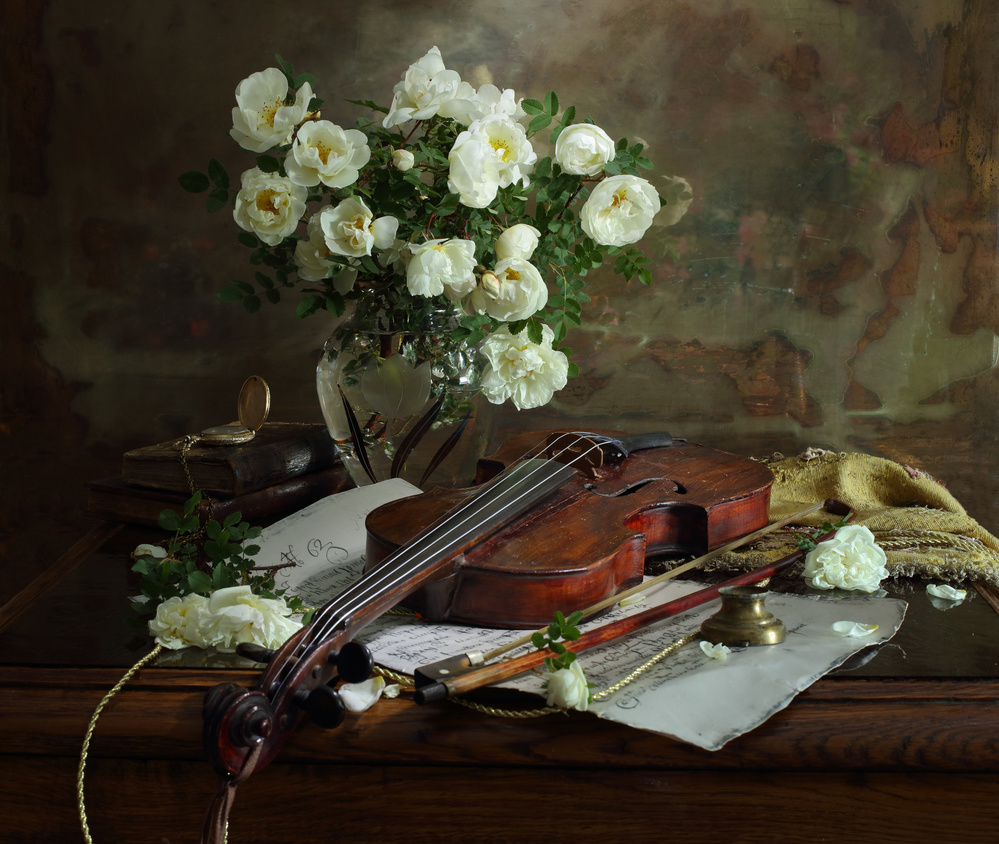 Stillleben mit Geige und Rosen from Andrey Morozov