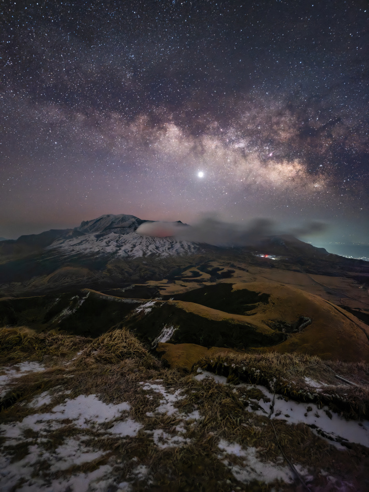 Die Milchstraße leuchtet am Nachthimmel von Aso from Awakari