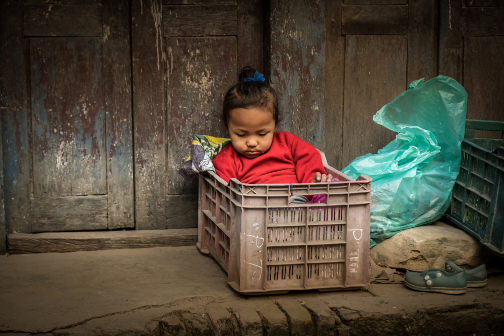 Babysitten auf dem Markt in Bhaktapur,Nepal from Doron Margulies