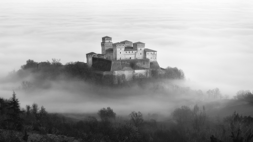 Schloss über dem Nebel from Elena Mordacci