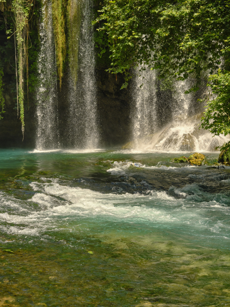 schöner Wasserfall im Wald from engin akyurt