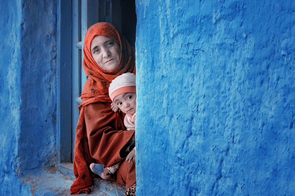 Eine Mutter und ihr Kind schauen aus dem Fenster from HUSSAIN ALABDULLATIF