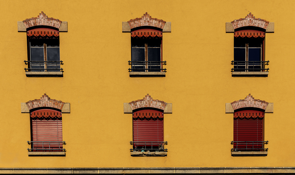 Symmetrische Fenster auf einem warmen Hintergrund from Jois Domont ( J.L.G.)