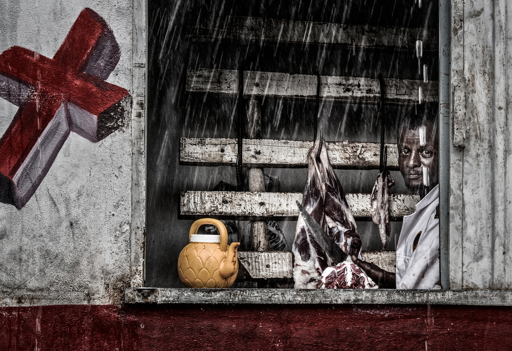 Äthiopischer Metzger an einem regnerischen Tag. from Joxe Inazio Kuesta Garmendia