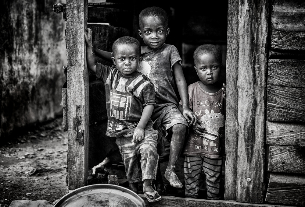 Drei Kinder verlassen ihr Zuhause – GhanaKinder in ihrem Zuhause – Benin from Joxe Inazio Kuesta Garmendia