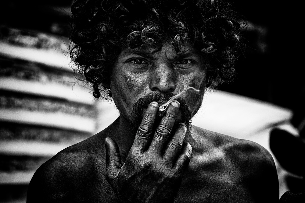 Ein Obdachloser,der in den Straßen von Delhi raucht. from Joxe Inazio Kuesta Garmendia