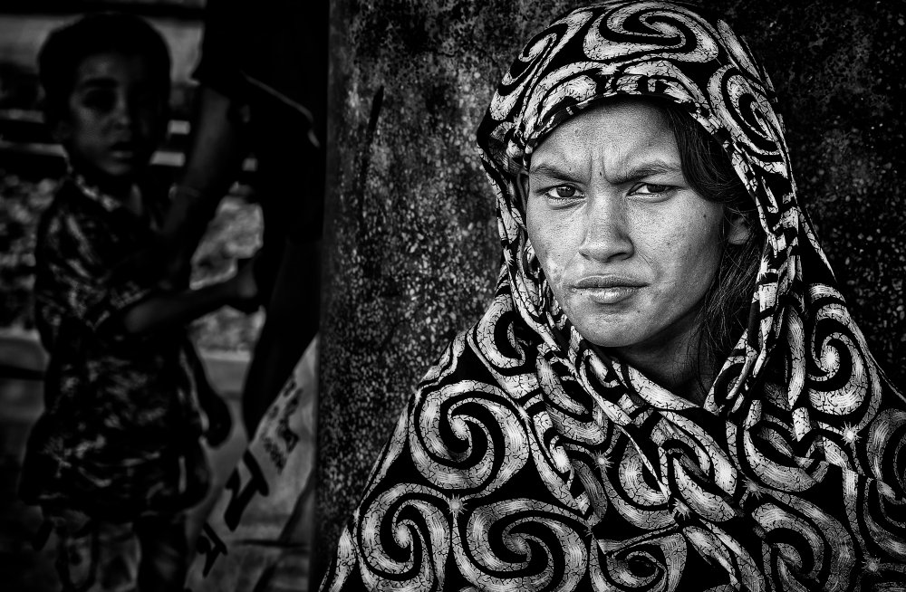 Frau wartet an einem Bahnsteig - Dhaka from Joxe Inazio Kuesta Garmendia