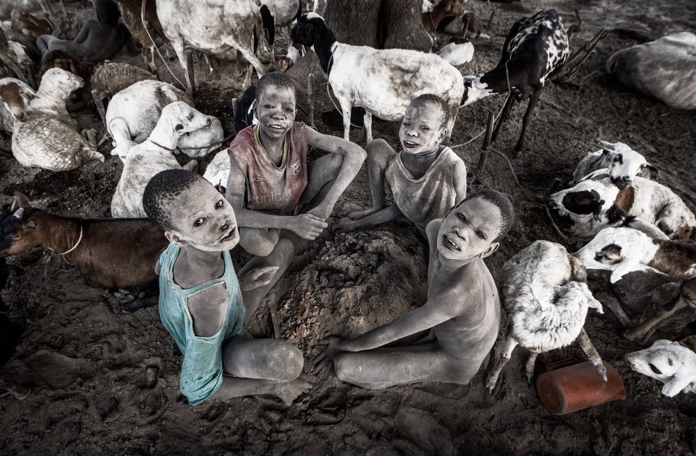 Kinder in einem Mundari-Rinderlager. from Joxe Inazio Kuesta Garmendia