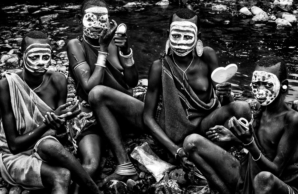 Mädchen des Surma-Stammes bemalen ihre Gesichter - Äthiopien from Joxe Inazio Kuesta Garmendia
