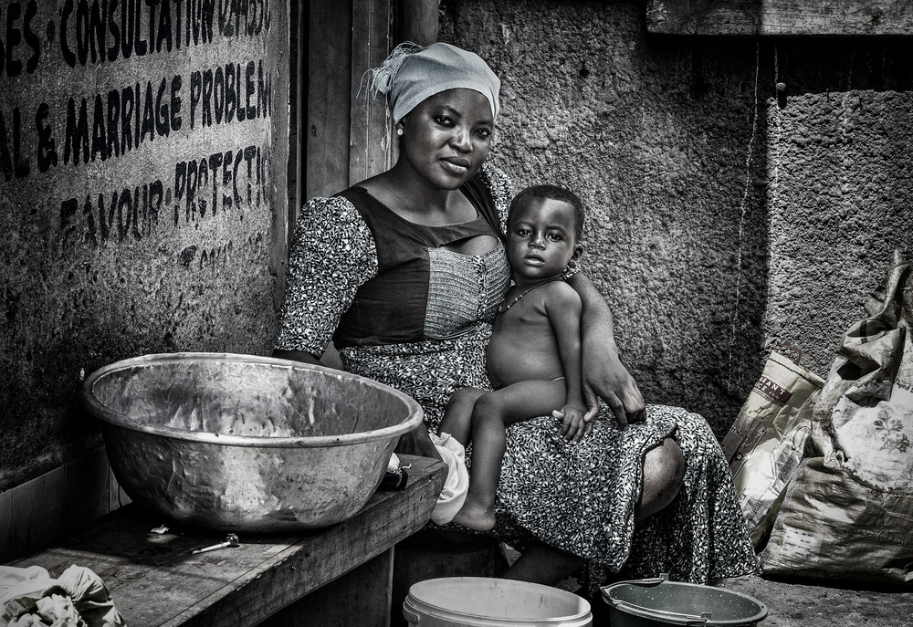 Mutter und ihr Kind auf den Straßen Ghanas. from Joxe Inazio Kuesta Garmendia
