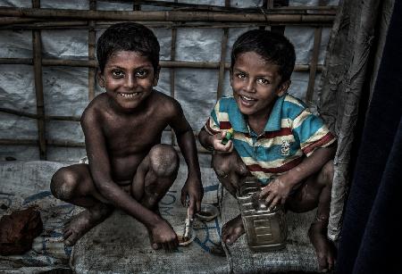 Rohingya-Flüchtlingskinder haben Spaß.