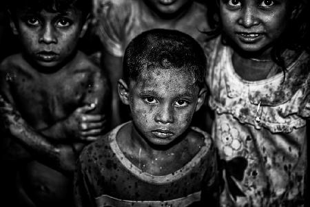 Rohingya-Kinder im Regen.