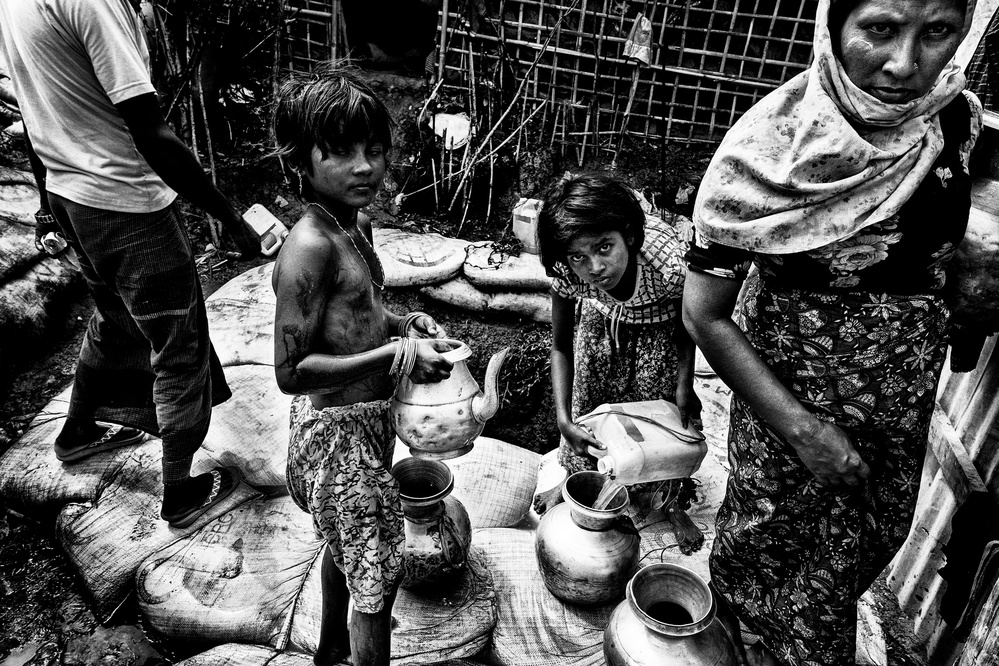Rohingya schöpfen Wasser aus einer Grube – Bangladesch from Joxe Inazio Kuesta Garmendia