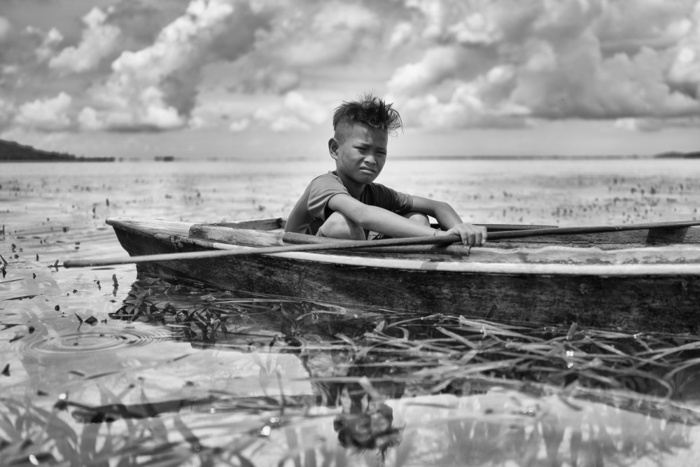 Junge in einem Kanu from Kieron Long