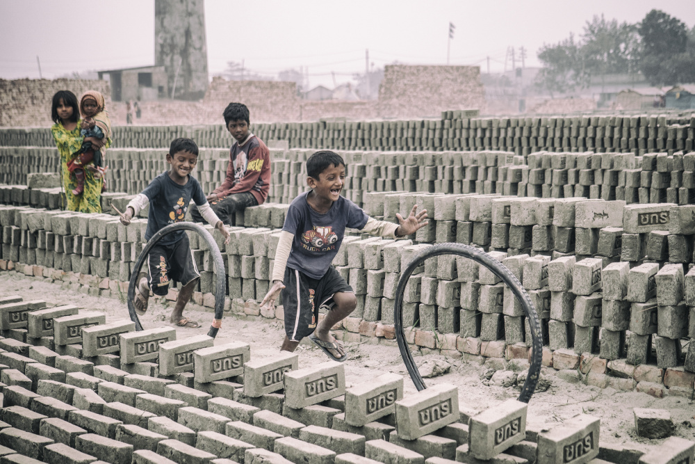 Kinderspiele in der Ziegelei in Dhaka from Marcel Rebro