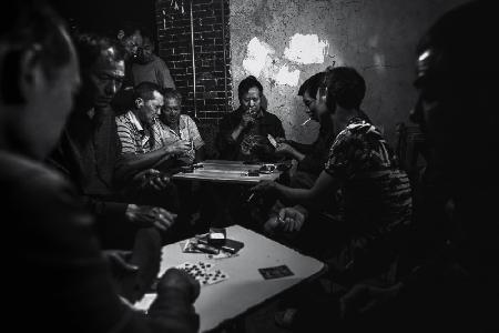 Glücksspiel im Dunkeln der Nacht