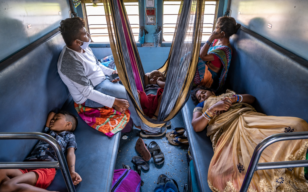 Eine indische Familie reist mit dem Zug from Md Sabbir