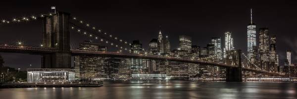 Manhattan Skyline & Brooklyn Bridge - Idyllische Nachtansicht | Panorama  from Melanie Viola