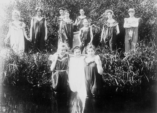 Bademoden/Gruppenbild junger Frauen 1900 from 