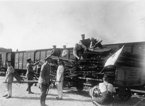 Soldaten verladen Tragbahren,Berlin 1914 from 