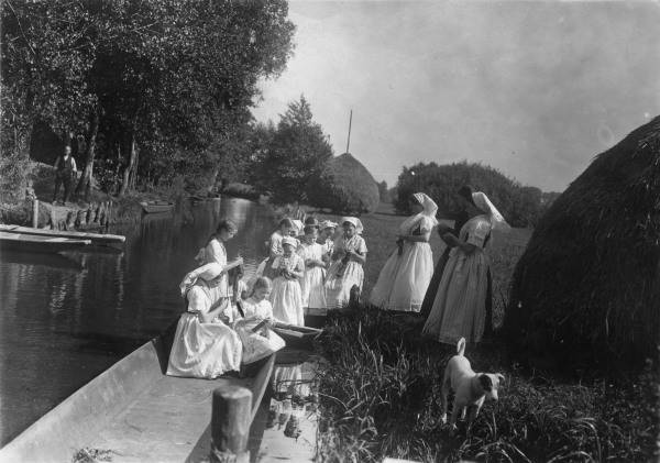 Spreewaelder Frauen an Wasserlauf/Foto from 