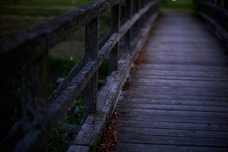 Holzbrücke  für Fussgänger im düsteren Licht