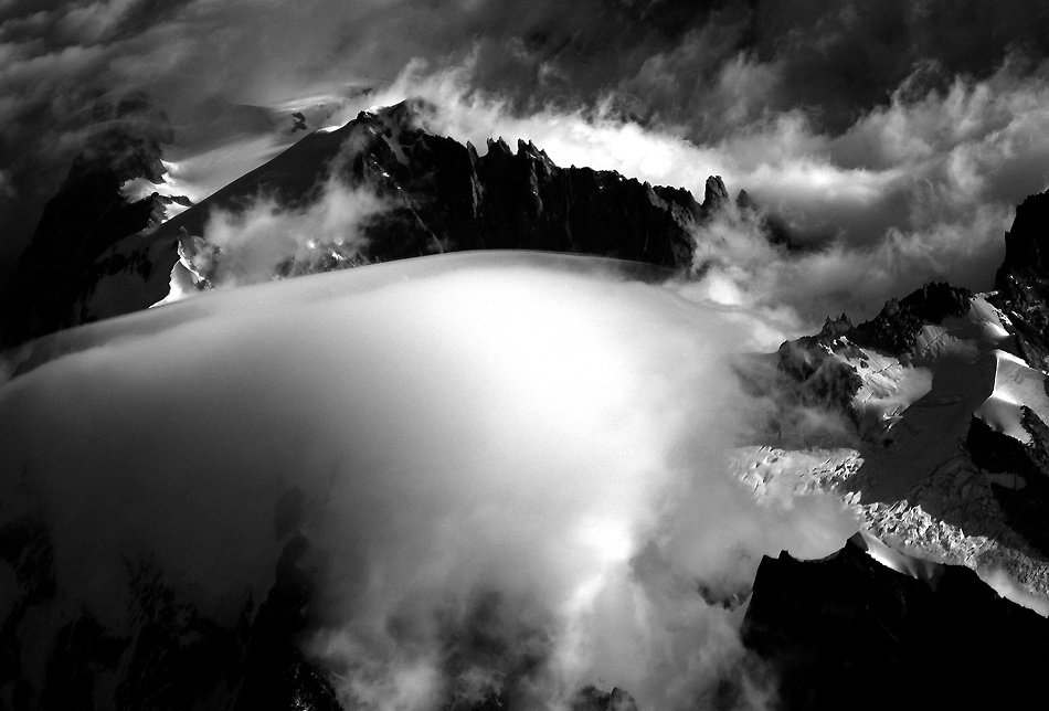 Sommet du Mount Blanc mit Wolken from Roberto GIUDICI