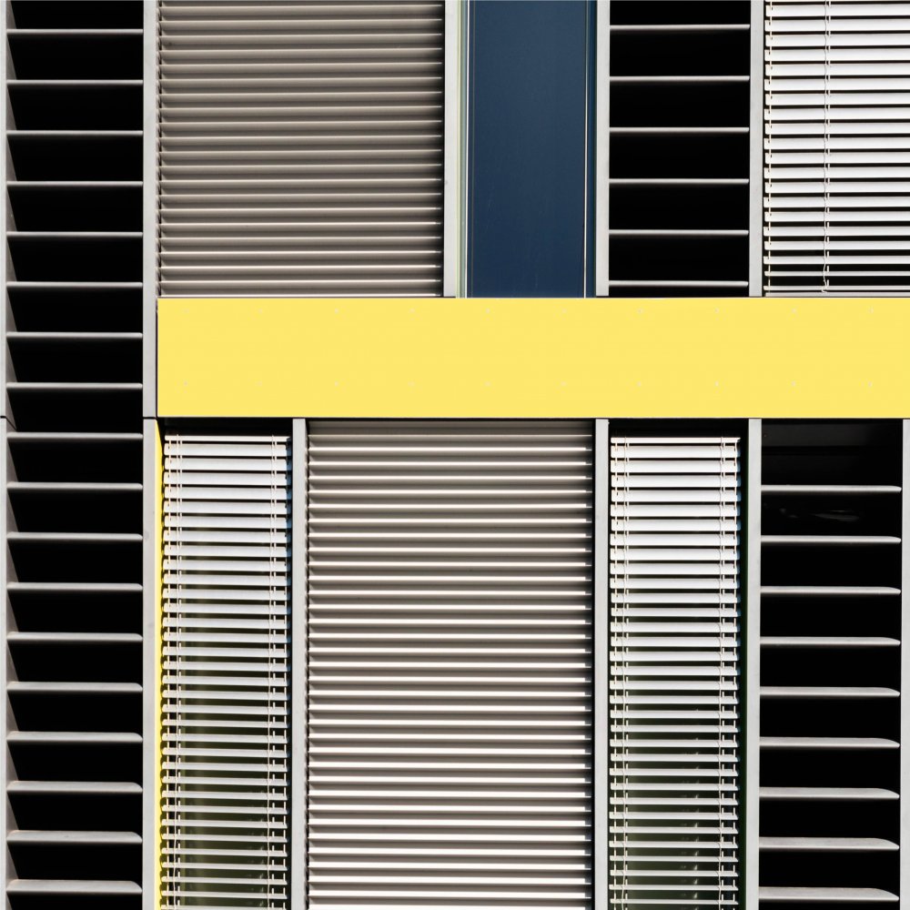 grafische Fassade mit gelbem Akzent from Stephan Rückert