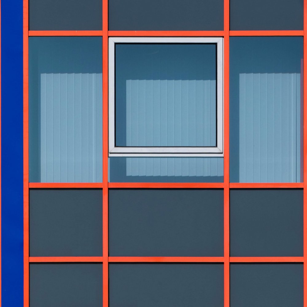 Grafische Fassade mit weißem Fenster from Stephan Rückert